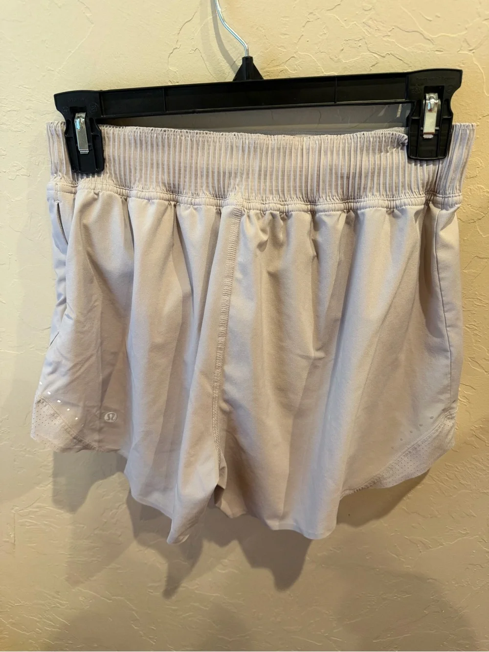 Lululemon Hotty Hot athletic shorts women’s size 6 light pink/grey - Picture 4 of 6